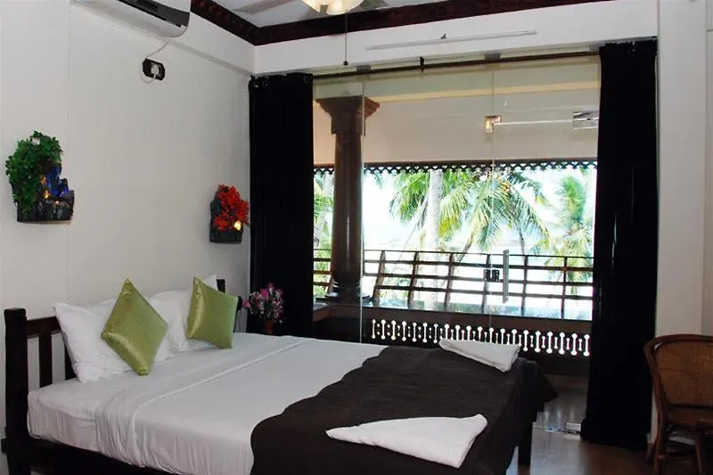 Kovalam Beach Hotel 3*,
